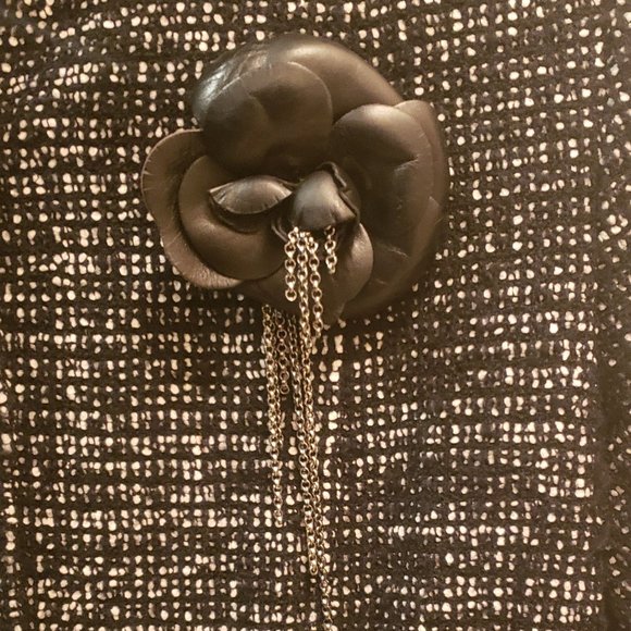 CHANEL Black Leather Camellia Brooch - Picture 4 of 4